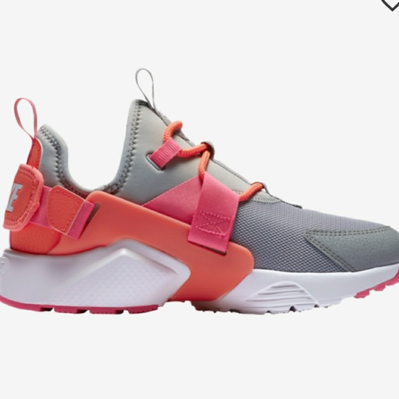 Nike Shoes - Nike Air Huarache City Low